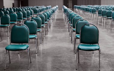 Atölyedeki koltuğu sosyal uzaklık konseptinde tut 