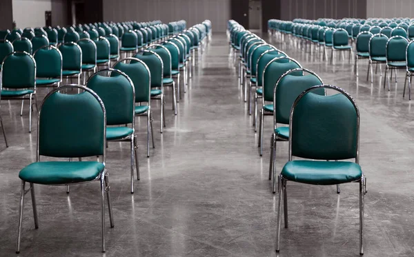 Atölyedeki koltuğu sosyal uzaklık konseptinde tut 