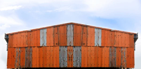 Exterior Godown Edificio Con Oxidado Zing Pared Azul Skyin Paisaje — Foto de Stock