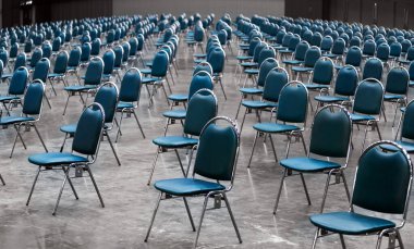 Sosyal uzaklık kavramında sınav odasında yer açın