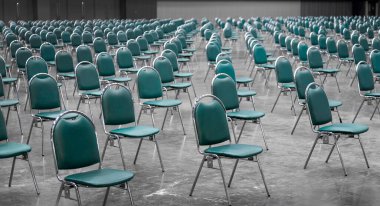 Sosyal uzaklık kavramında sınav odasında yer açın