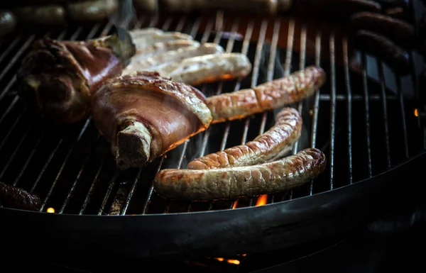 Salsicha Grelhada Com Parte Carne Porco Grelha Noite Livre Churrasqueira — Fotografia de Stock