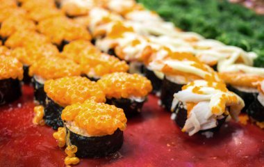 Japon restoranındaki suşi barında müşteriler için suşi aroması karıştır.