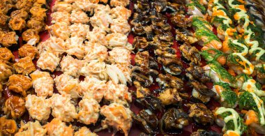 Japon restoranındaki suşi barında müşteriler için suşi aroması karıştır.