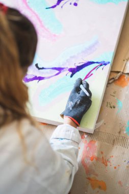 Resim Stüdyosunda resim yapan güzel bir kız.