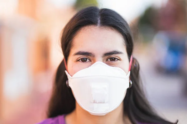 Вирусная маска молодая женщина с защитой лица в профилактике коронавируса в Испании, Мадрид на улице — стоковое изображение Вирусная Маска Молодая Женщина Защитой Лица Профилактике Коронавируса Испании Мадрид Стоковая Картинка
