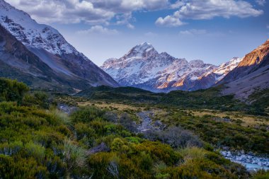 Aoraki Dağı Ulusal Parkı 'ndaki Hooker Alley yolunda yürüyorum.