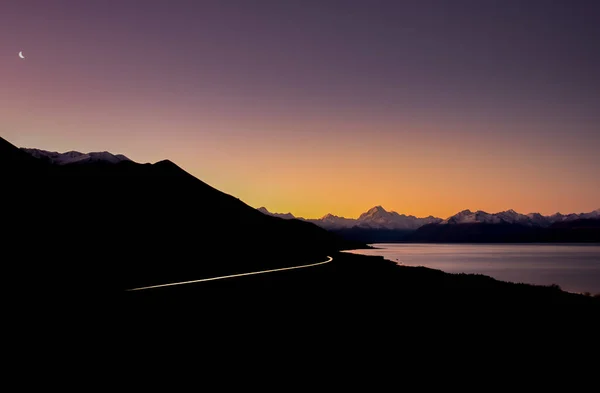 Autolichtspur Unter Der Mondsichel Als Peters Lookout Lake Pukaki Dunkel — Stockfoto
