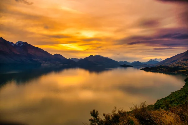 Drámai Élénk Narancssárga Naplemente Felhői Wakatipu Tónál — Stock Fotó