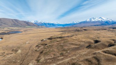 Clearwater Gölü 'nün drone görüntüsü gölün etrafındaki pist üzerinden.