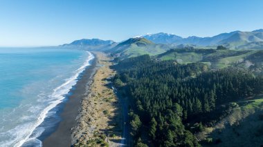 Kaikoura yakınlarındaki Güney Adası 'nın doğu kıyısına insansız hava aracı perspektifi