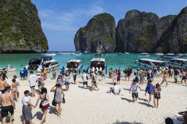 03/02/2018. Ada Ko Phi Phi Le (Ko Phi Phi Leh), Krabi il, Tayland. Maya Bay. Maya Bay dünyanın her yerinden birçok turist. Sürat tekneleri su yüzeyinde. Turizm, turistik. Turizm, seyahat, kavramı plaj ho