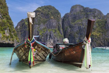 03/02/2018. Ada Ko Phi Phi Le (Ko Phi Phi Leh), Krabi il, Tayland. Maya bay. Deniz yüzeyi çerçevede bir kaya ve mavi gökyüzü güzel bir şekilde dekore edilmiş Tay tekneler. Turizm, seyahat, plaj rekreasyon kavramı