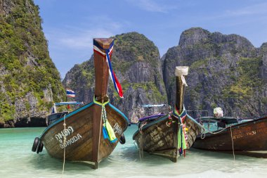 03/02/2018. Ada Ko Phi Phi Le (Ko Phi Phi Leh), Krabi il, Tayland. Maya bay. Deniz yüzeyi çerçevede bir kaya ve mavi gökyüzü güzel bir şekilde dekore edilmiş Tay tekneler. Turizm, seyahat, plaj rekreasyon kavramı