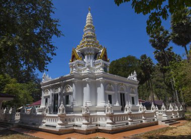 Whitel Budist Nai Harn Tapınağı (Wat Nai Harn) mavi gökyüzü ve orman karşı. Phuket Adası, Nai Harn beach, Tayland. Turizm, turistik yer