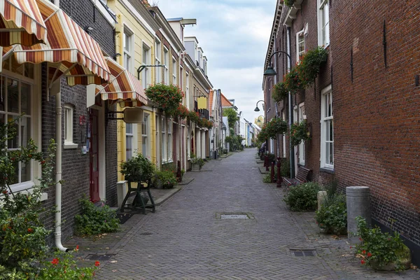 2016 Miasto Delft Holandia Centrum Historyczne Miasta Ulica Kanału Turystycznym — Zdjęcie stockowe