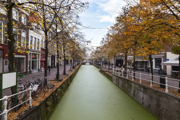 2016 Miasto Delft Holandia Centrum Historyczne Miasta Ulica Kanału Turystycznym — Zdjęcie stockowe