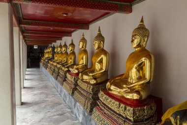 Wat Pho. Tapınağı yatan Buda. Avlusuna gelsinler. Yaldızlı Buda heykelleri. Bangkok. Tayland. Ünlü turizm, turistik
