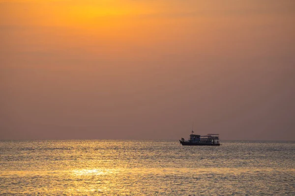 Atardecer Dorado Tropical Sobre Océano Deslumbramiento Solar Agua Silueta Barco — Foto de Stock