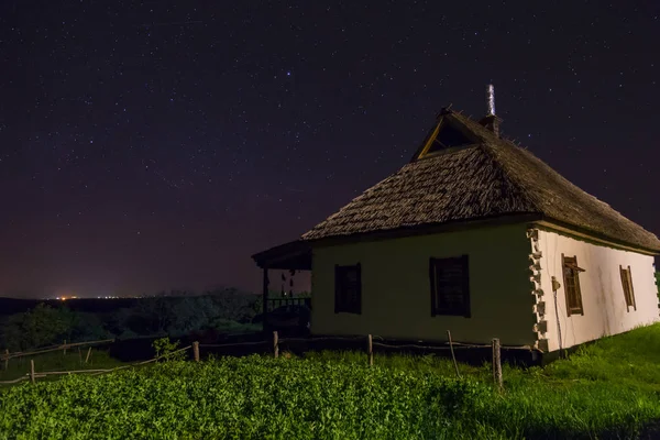 Malerisches Altes Ukrainisches Nationalhaus Mit Einem Reetdach Vor Dem Hintergrund — Stockfoto