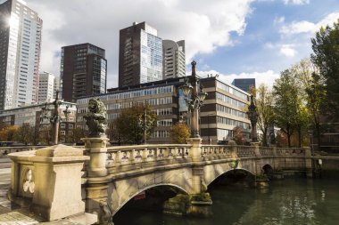 Eski taş köprü Rotterdam modern yüksek katlı binalar zemin karşı.