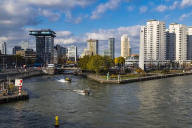 29.10.2016. Rotterdam, Hollanda. Yüksek binalar ve Maas nehri ile modern şehir görüntüsü. Kentsel modern teknolojik İnşaat ve Mimarlık. Turizm, seyahat kavramı.