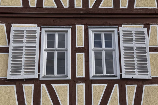 Deux Fenêtres Avec Volets Bois Sur Façade Ancienne Maison Colorée — Photo