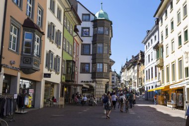 24.08.2016. Schaffhausen, İsviçre antik kent. Eski şehir. Turistler bir sokakta tarihi ile renkli ev sahipliği yapmaktadır. Rhine Falls - Avrupa'nın en büyük kenti yakınlarındaki olduğunu. Turizm, turistik. Turizm, seyahat, holida kavramı