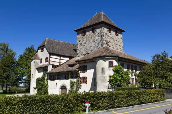Winterthur, İsviçre şehirdeki antik Hegi kale. Genel bakış, dışarıda bir mavi gökyüzü arka plan üzerinde bir yaz günü. Turistik, Turizm hedef.