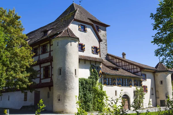Winterthur, İsviçre şehirdeki antik Hegi kale. Genel bakış, dışarıda bir mavi gökyüzü arka plan üzerinde bir yaz günü. Turistik, Turizm hedef.