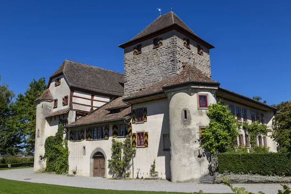 Winterthur, İsviçre şehirdeki antik Hegi kale. Genel bakış, dışarıda bir mavi gökyüzü arka plan üzerinde bir yaz günü. Turistik, Turizm hedef.
