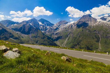 Alp dağ manzarası, yaz. Yeşil vadi, dağ zirveleri mavi bulutlu gökyüzü karşı kar ile kaplı. Grossglockner yüksek alp yolu. Avusturya. Avrupa. Turizm, turistik