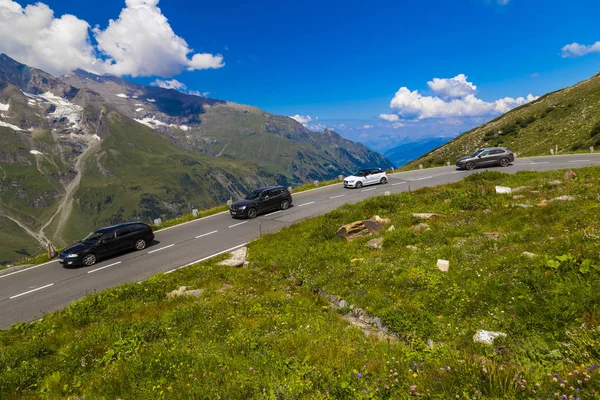 Paisaje Alpino Montaña Verano Valles Verdes Picos Montañosos Cubiertos Nieve —  Fotos de Stock