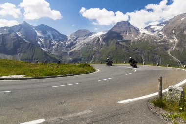 Alp dağ manzarası, yaz. Yeşil vadi, dağ zirveleri mavi bulutlu gökyüzü karşı kar ile kaplı. Grossglockner yüksek alp yolu. Avusturya. Avrupa. Turizm, turistik