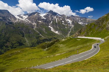 Alp dağ manzarası, yaz. Yeşil vadi, dağ zirveleri mavi bulutlu gökyüzü karşı kar ile kaplı. Grossglockner yüksek alp yolu. Avusturya. Avrupa. Turizm, turistik