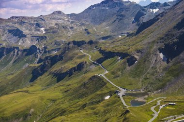 Alp dağ manzarası, yaz. Yeşil vadi, dağ zirveleri mavi bulutlu gökyüzü karşı kar ile kaplı. Grossglockner yüksek alp yolu. Avusturya. Avrupa. Turizm, turistik
