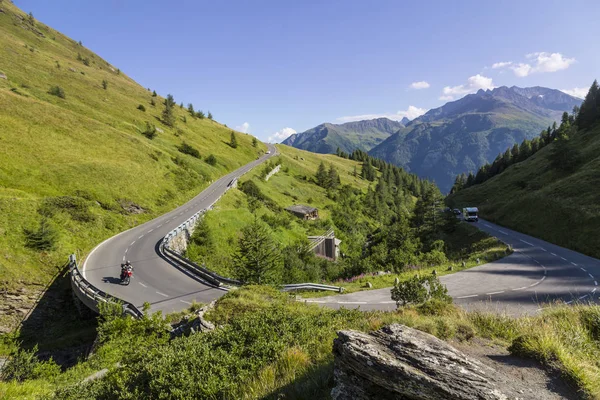 Alp dağ manzarası, yaz. Yeşil vadi, dağ zirveleri mavi bulutlu gökyüzü karşı kar ile kaplı. Grossglockner yüksek alp yolu. Avusturya. Avrupa. Turizm, turistik