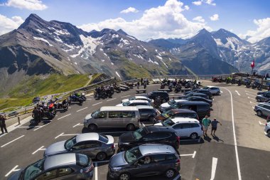 04.08.2018. Grossglockner yüksek alp yolu. Avusturya. Tyrol. Avrupa. Otomobil ve motosiklet üzerinde insanlar dağda serpantin seyahat. Bakış. Turizm, turistik. Kavram autotourism, macera, seyahat