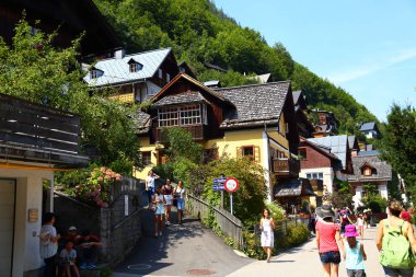 06. 08.2018: Hallstatt, Avusturya - küçük dağ köyü, Salzkammergut kültürel peyzaj, bir dünya mirası siteleri Avusturya. Eski şehir sokaklarında dünyanın her yerinden turist dolu. Ünlü turizm, turistik