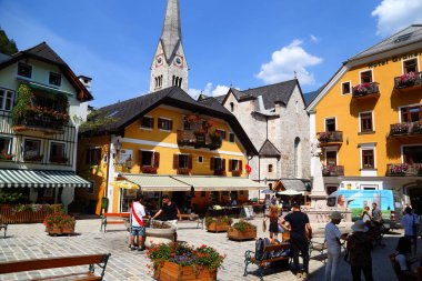 06. 08.2018: Hallstatt, Avusturya - küçük dağ köyü, Salzkammergut kültürel peyzaj, bir dünya mirası siteleri Avusturya. Eski şehir sokaklarında dünyanın her yerinden turist dolu. Ünlü turizm, turistik