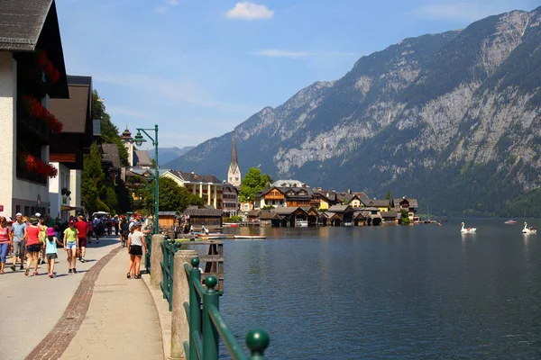 06. 08.2018: Hallstatt, Avusturya - küçük dağ köyü, Salzkammergut kültürel peyzaj, bir dünya mirası siteleri Avusturya. Eski şehir sokaklarında dünyanın her yerinden turist dolu. Ünlü turizm, turistik