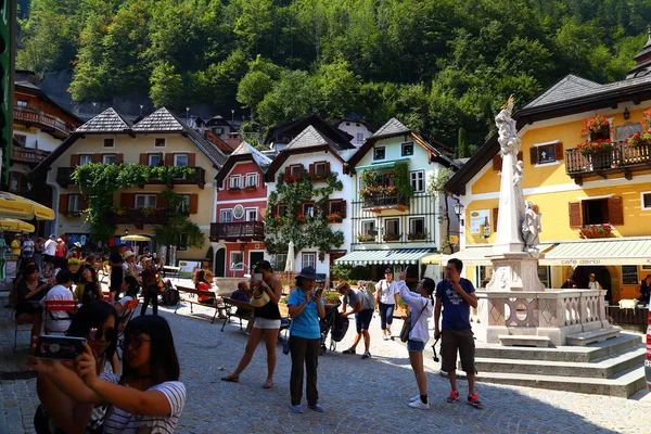 06. 08.2018: Hallstatt, Avusturya - küçük dağ köyü, Salzkammergut kültürel peyzaj, bir dünya mirası siteleri Avusturya. Eski şehir sokaklarında dünyanın her yerinden turist dolu. Ünlü turizm, turistik