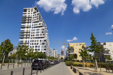 27.07.2018 Frankfurt am Main, Almanya, bölge Gallus, Gallusviertel: yeni Avrupa konut çeyrek: modern evler, yüksek binalar, kentsel peyzaj, peyzaj tasarımı. Frankfurt - Almanya iş sermaye yeni binalarda. Mod