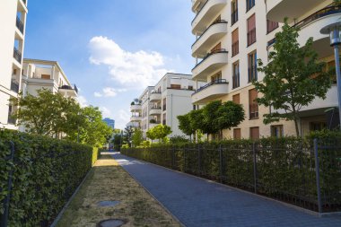 Frankfurt am Main, Almanya, bölge Gallus, Gallusviertel: yeni Avrupa konut çeyrek: modern evler, yüksek binalar, kentsel peyzaj, peyzaj tasarımı. Frankfurt - Almanya iş sermaye yeni binalarda. Modern kent pl