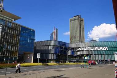 27.07.2018 Frankfurt am Main, Almanya, bölge Gallus, Gallusviertel, Skyline Plaza karmaşık: alışveriş merkezi ve Kongre Merkezi-yeni çeyrek. Yeni yerleşim alanı - European quarter. Modern Kent sokak, kentsel çevre düzenlemesi. F yeni binalarda
