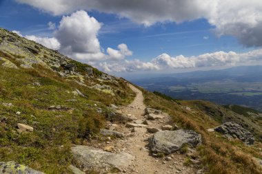 Yüksek dağ izi bir dağ yamacında hiking. Dağdan Krivan, Yüksek Tatras - Slovakya'nın ulusal sembolü görüntüleyin. Hiking, aktif yaşam tarzı, macera seyahat kavramı. Turizm