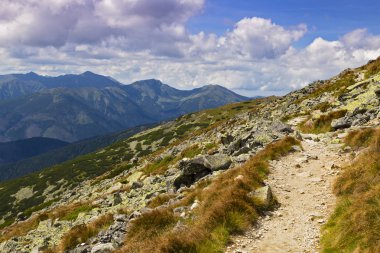 Yüksek dağ izi bir dağ yamacında hiking. Dağdan Krivan, Yüksek Tatras - Slovakya'nın ulusal sembolü görüntüleyin. Hiking, aktif yaşam tarzı, macera seyahat kavramı. Turizm