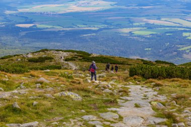 Yürüyüşçüler dolambaçlı dağ dağ Krivan yamaçta iz hiking. Dağdan Krivan, Yüksek Tatras - Slovakya'nın ulusal sembolü görüntüleyin. Hiking, aktif yaşam tarzı, macera seyahat kavramı. Ünlü turizm