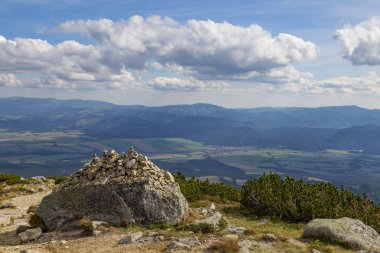 Dağ dağ manzarası, yaz. Alpin çayır, kayalar, dağ zirveleri zemin karşı. Dağdan Krivan, Yüksek Tatras - Slovakya'nın ulusal sembolü görüntüleyin. Seyahat, hiking kavramı. Turizm