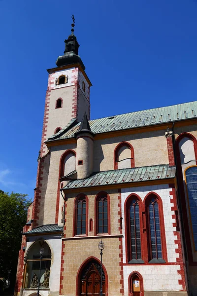 Kutsal Bakire Meryem Banska Bystrica Varsayımı Kilisesi Dış Mavi Gökyüzü — Stok fotoğraf